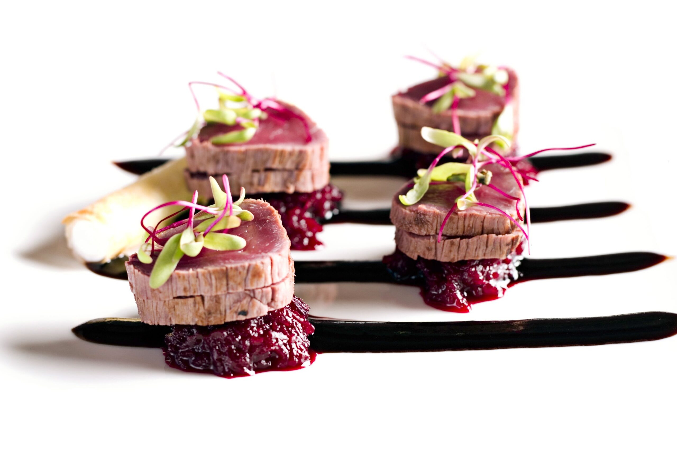 Комплимент от шеф повара десерт. Блюда на день влюбленных. Десерт комплимент в ресторанах. Комплимент на 14 февраля в ресторане. Десерт сердце.